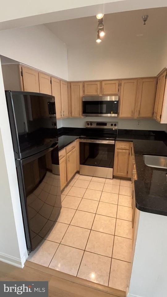 2400 Clarendon Blvd #PH08 - Photo 7 of 8