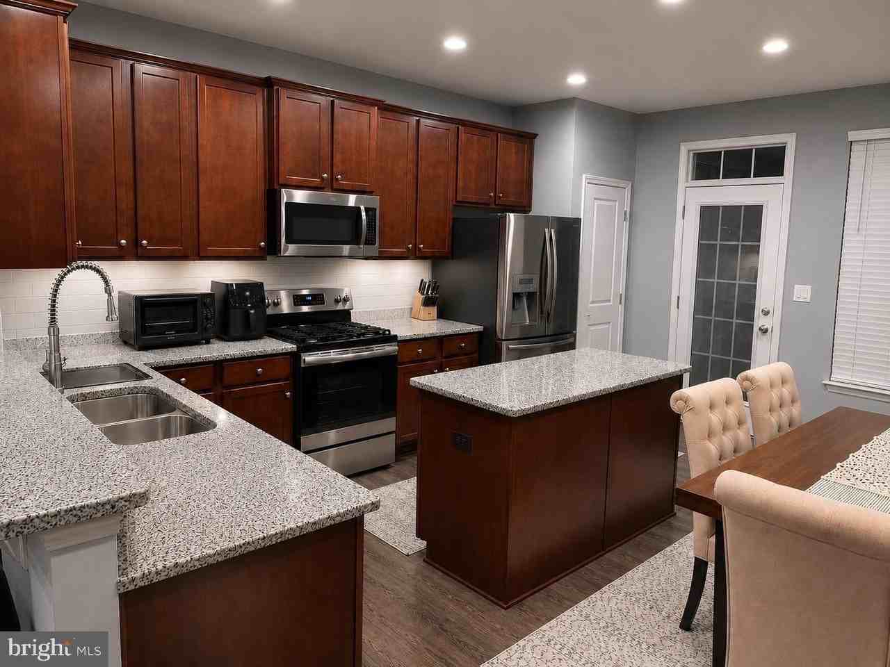 7556 Hancock St - Photo 3 of 17