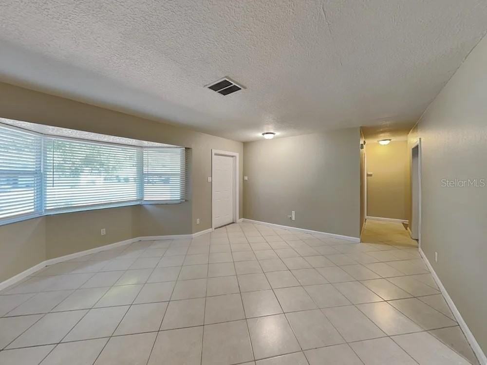 122 Van Dyck Dr - Photo 3 of 17