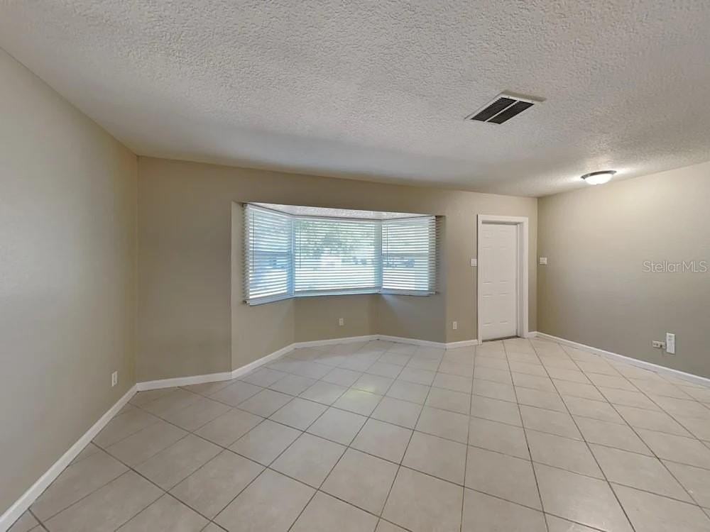 122 Van Dyck Dr - Photo 4 of 17