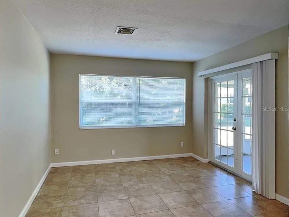 122 Van Dyck Dr - Photo 5 of 17