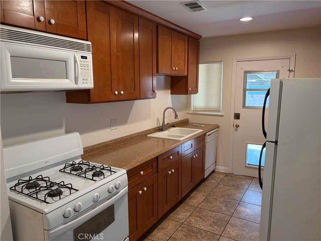 749 N Viceroy Ave - Photo 5 of 17