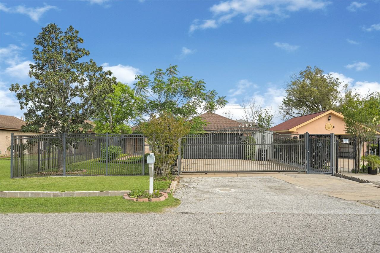 9208 Carousel Ln