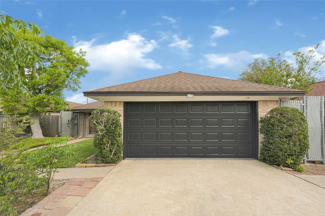 9208 Carousel Ln - Photo 2 of 24