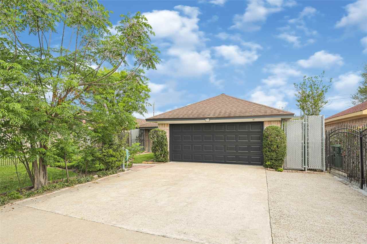 9208 Carousel Ln - Photo 3 of 24