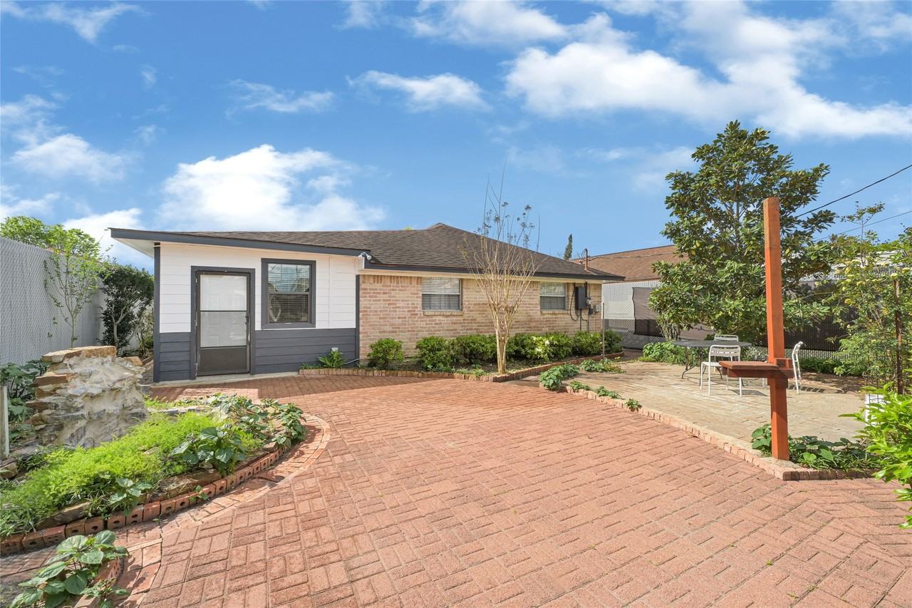 9208 Carousel Ln - Photo 6 of 24