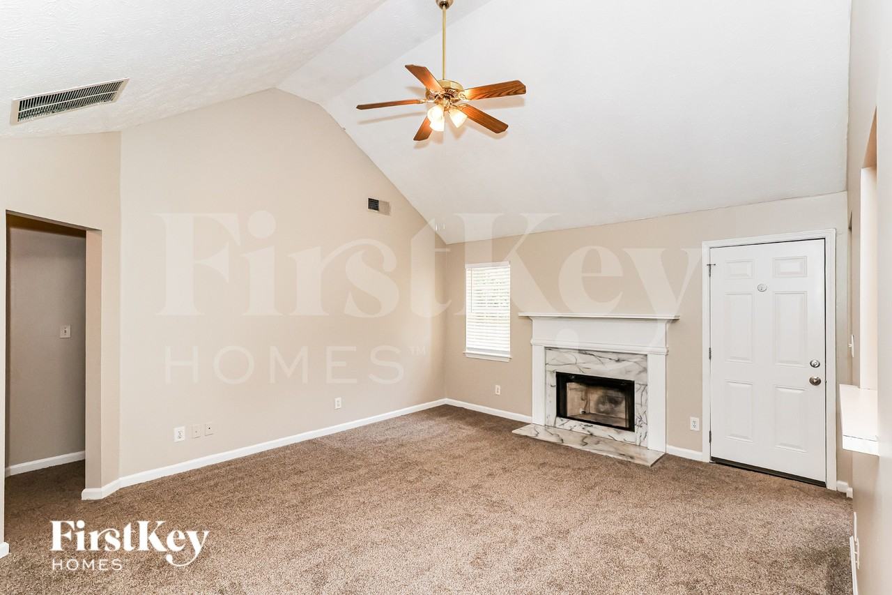 83 Huntington Ct - Photo 2 of 19