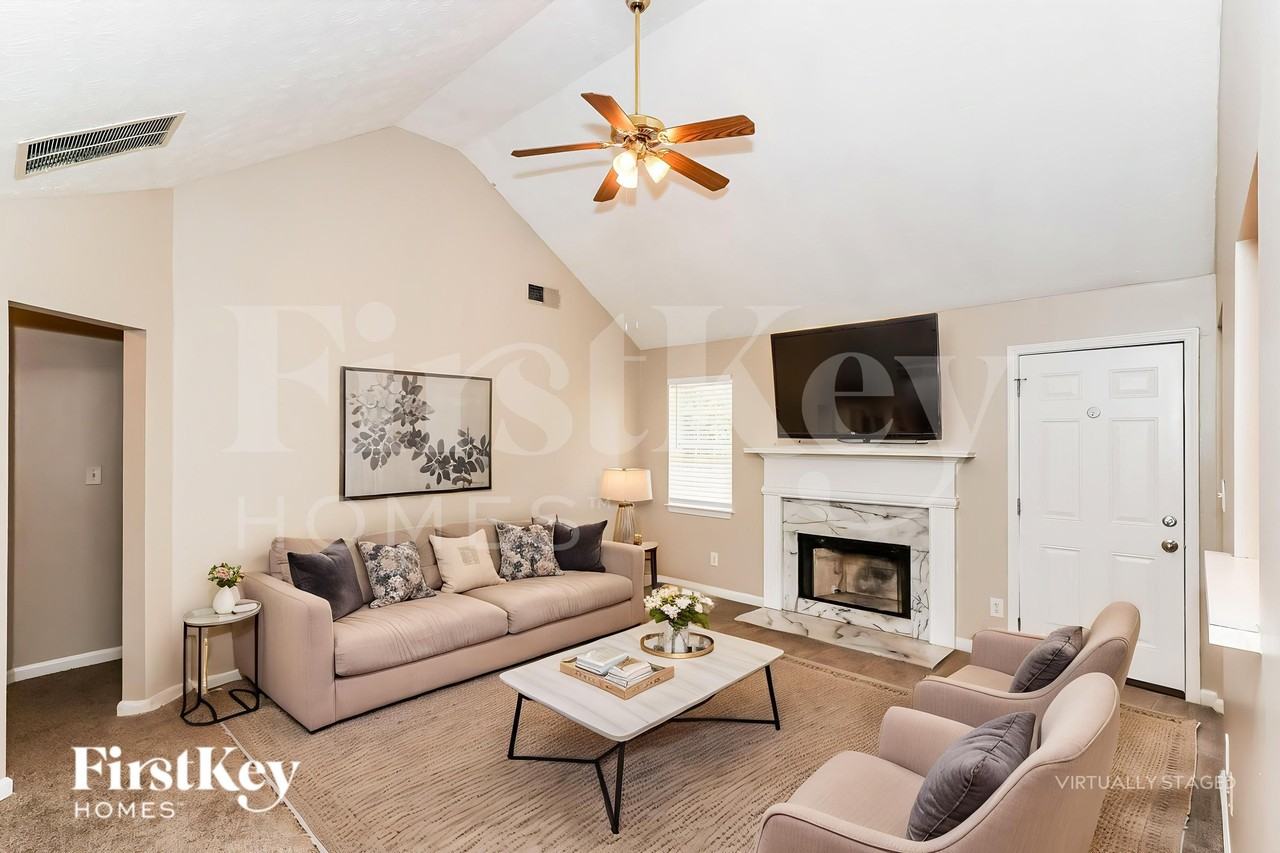 83 Huntington Ct - Photo 3 of 19
