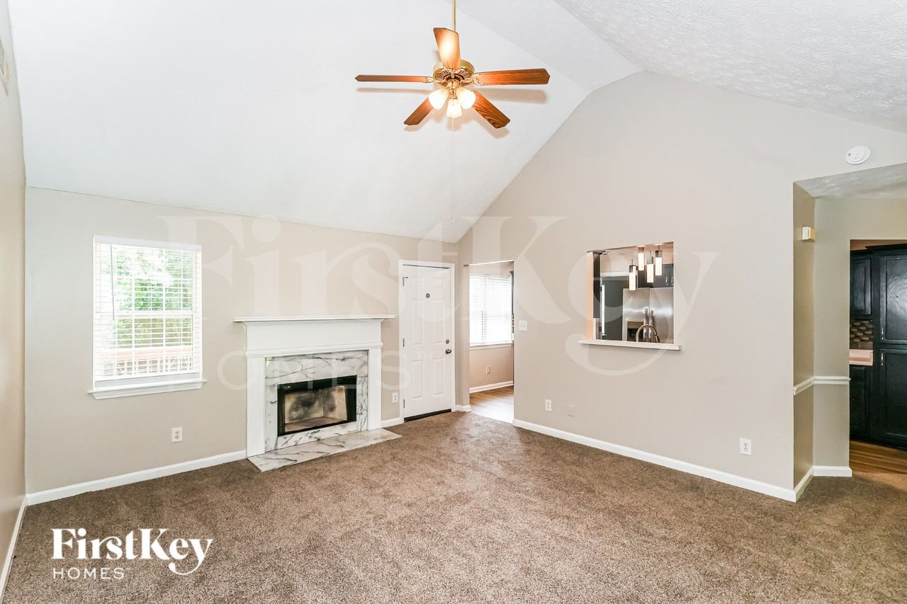 83 Huntington Ct - Photo 4 of 19
