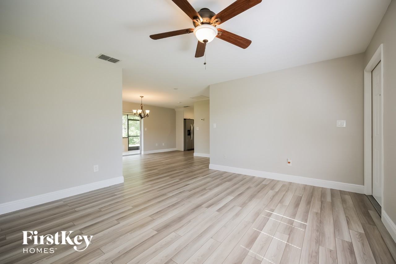 19037 Tampa Rd S - Photo 3 of 15