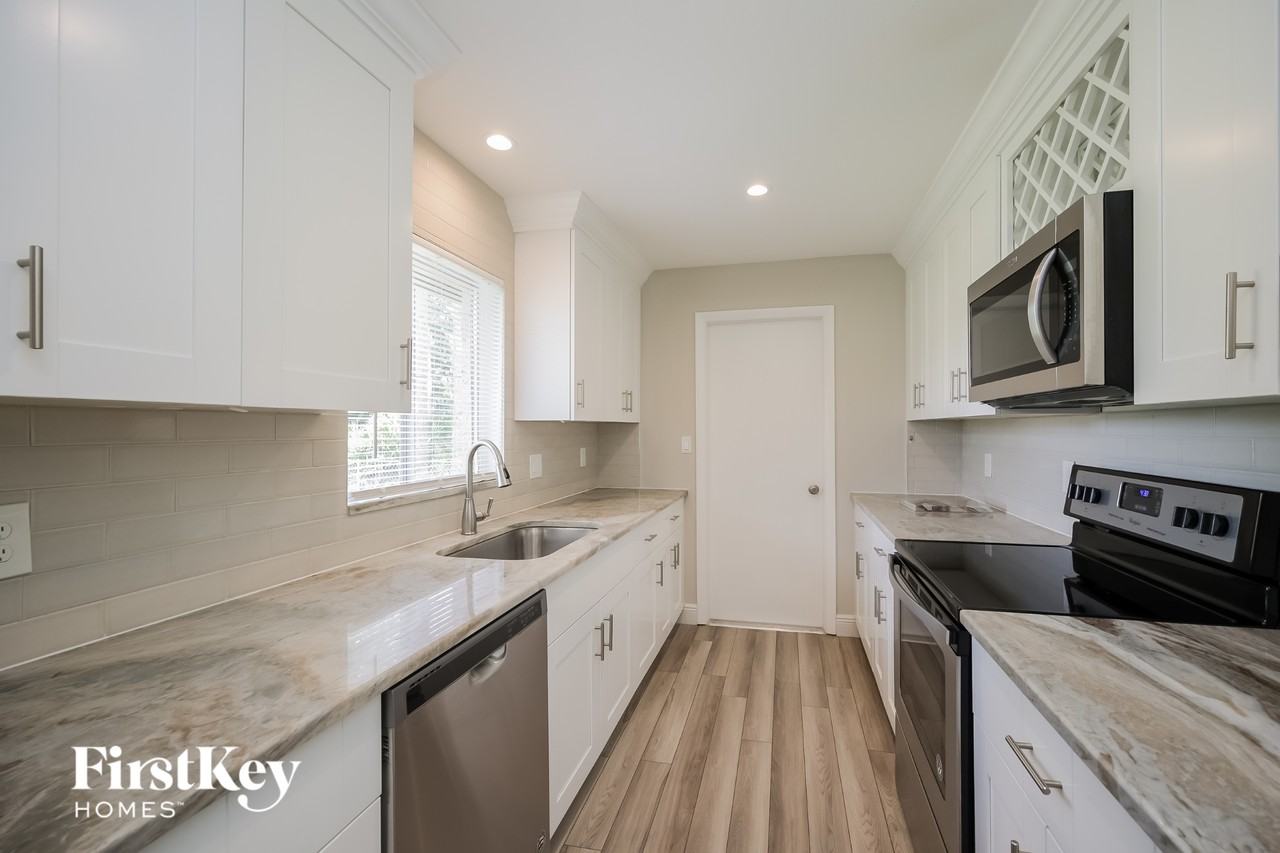 19037 Tampa Rd S - Photo 6 of 15