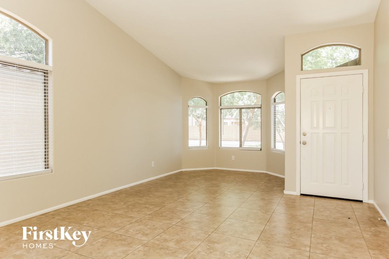 7913 S 45th Ln - Photo 2 of 15