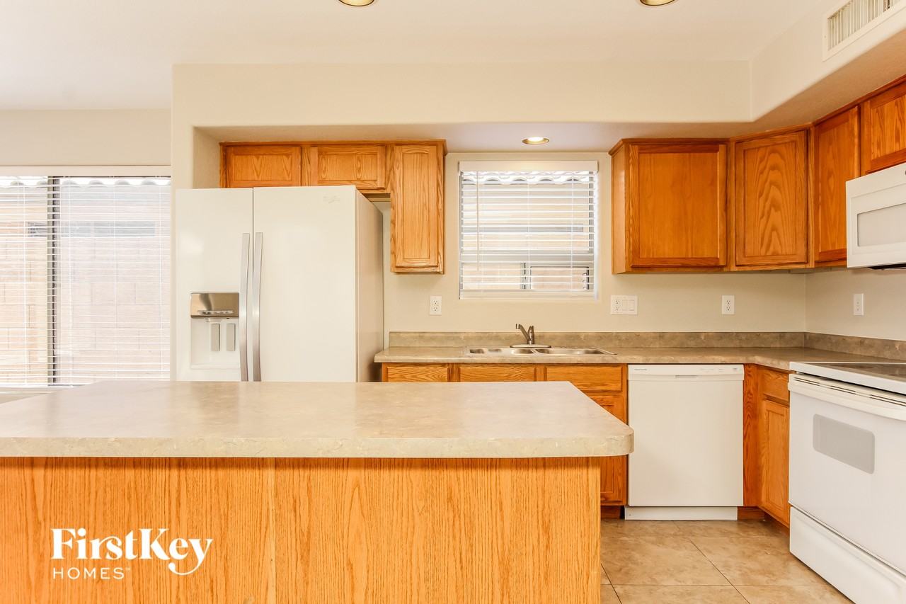 7913 S 45th Ln - Photo 4 of 15