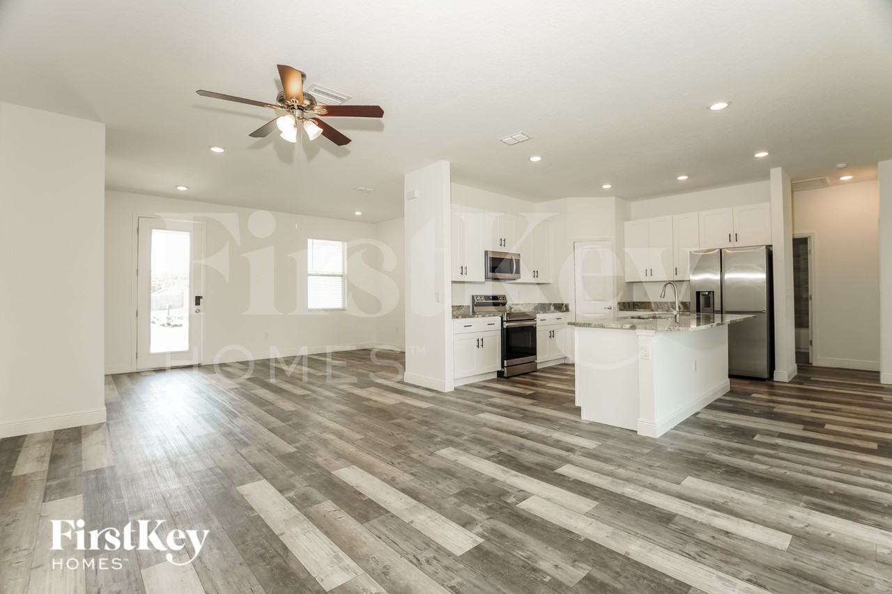 301 Cimarron Ct - Photo 4 of 16