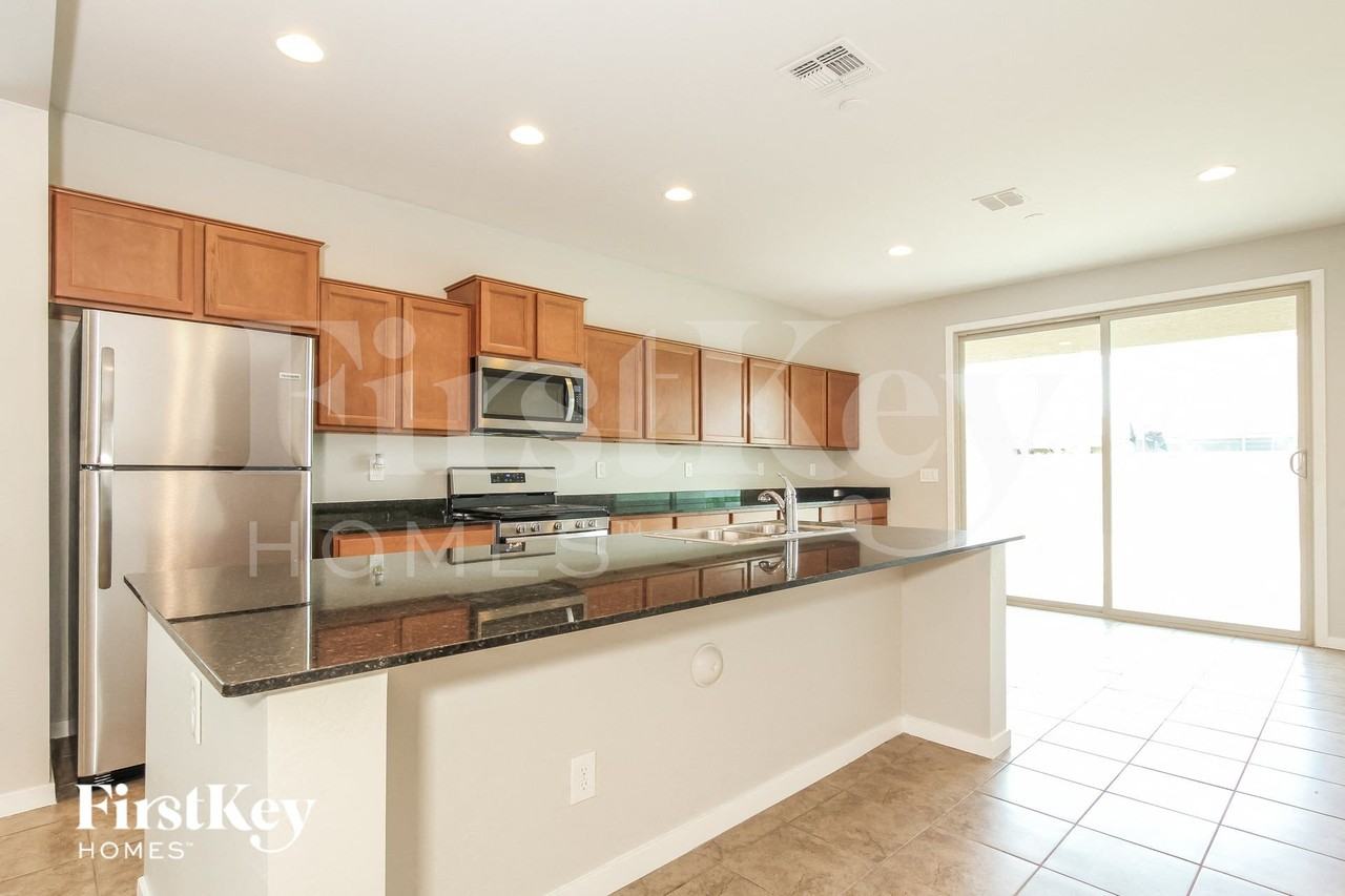 9738 W Getty Dr - Photo 5 of 15