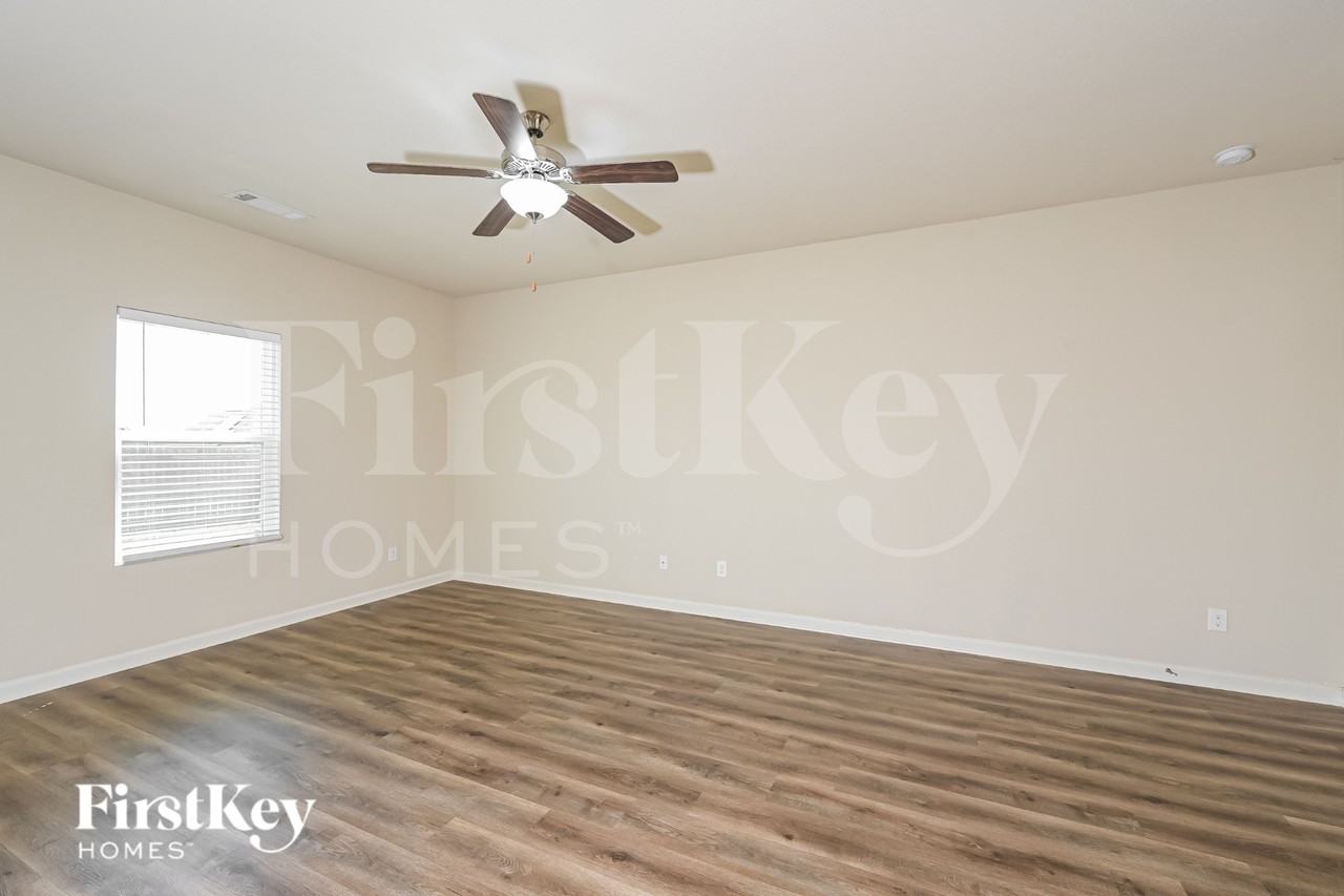 323 Darling Ln - Photo 2 of 19