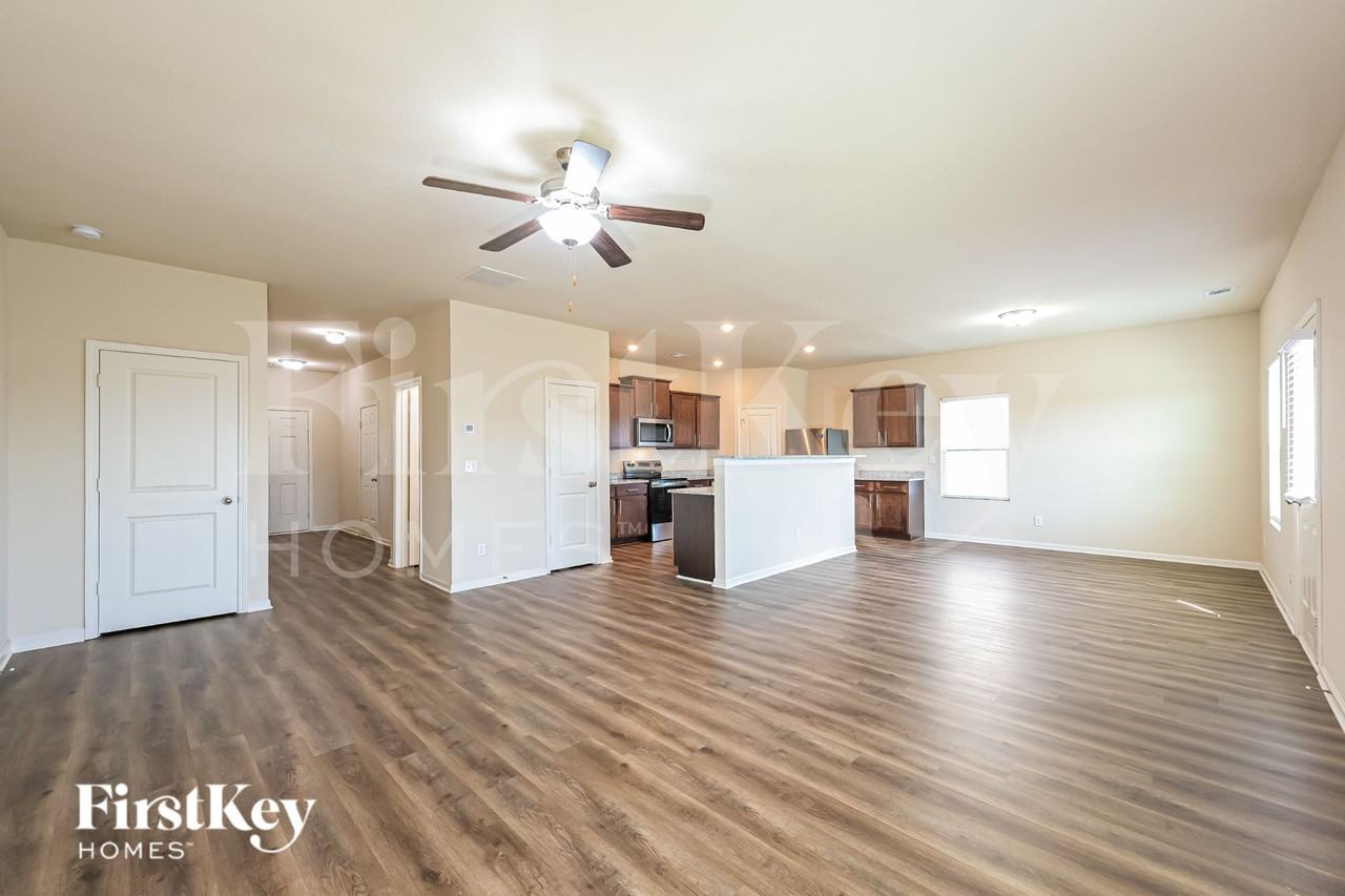 323 Darling Ln - Photo 4 of 19