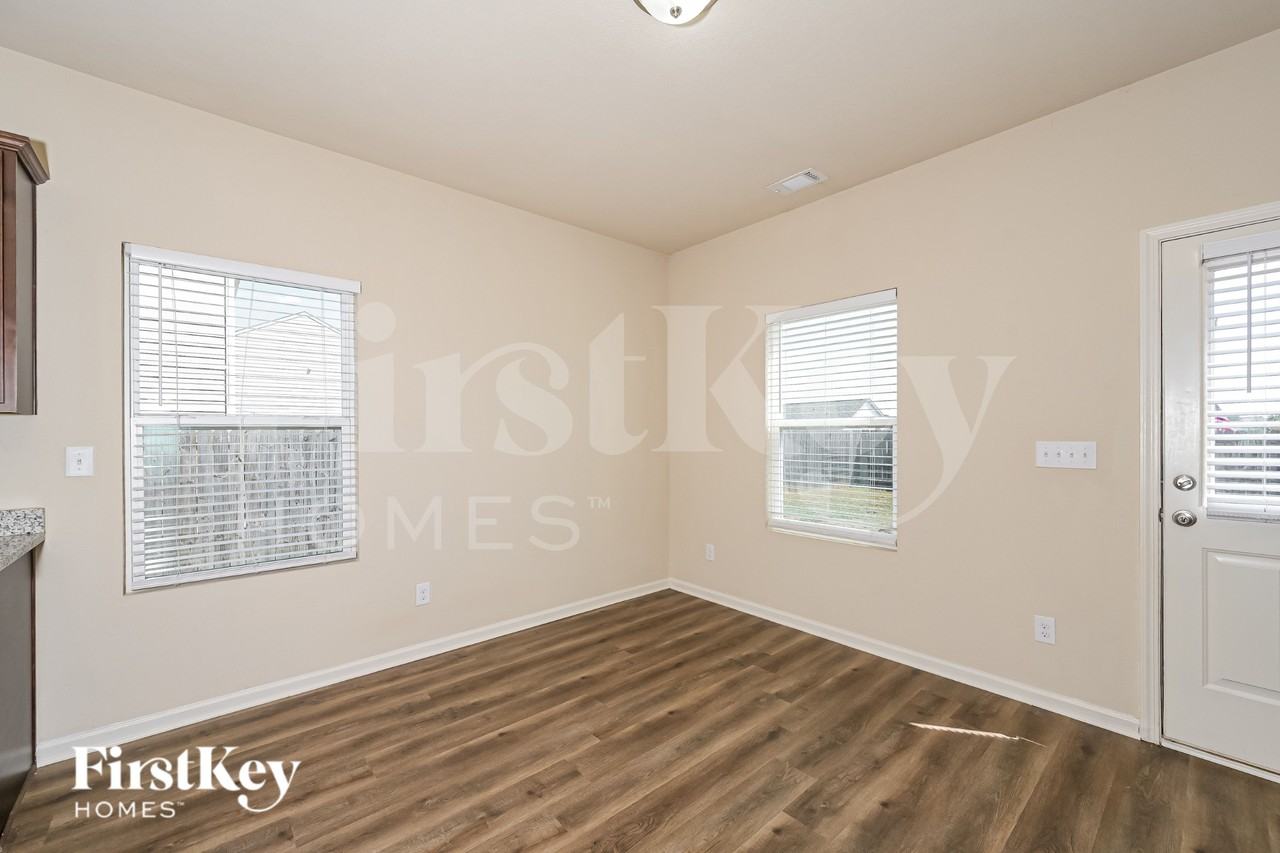 323 Darling Ln - Photo 5 of 19