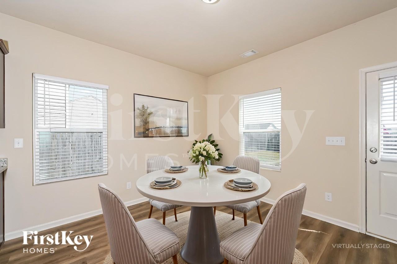 323 Darling Ln - Photo 6 of 19