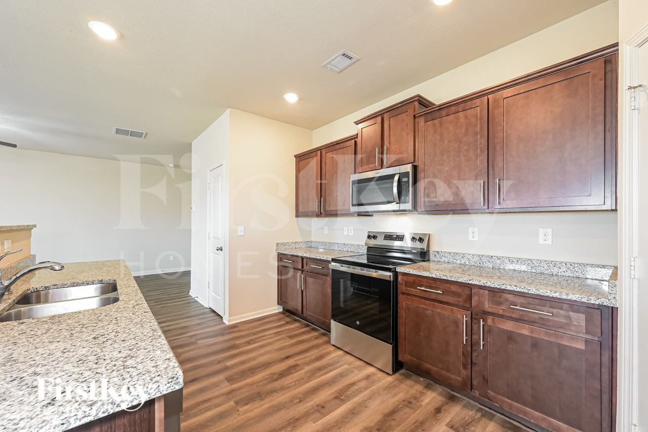 323 Darling Ln - Photo 7 of 19