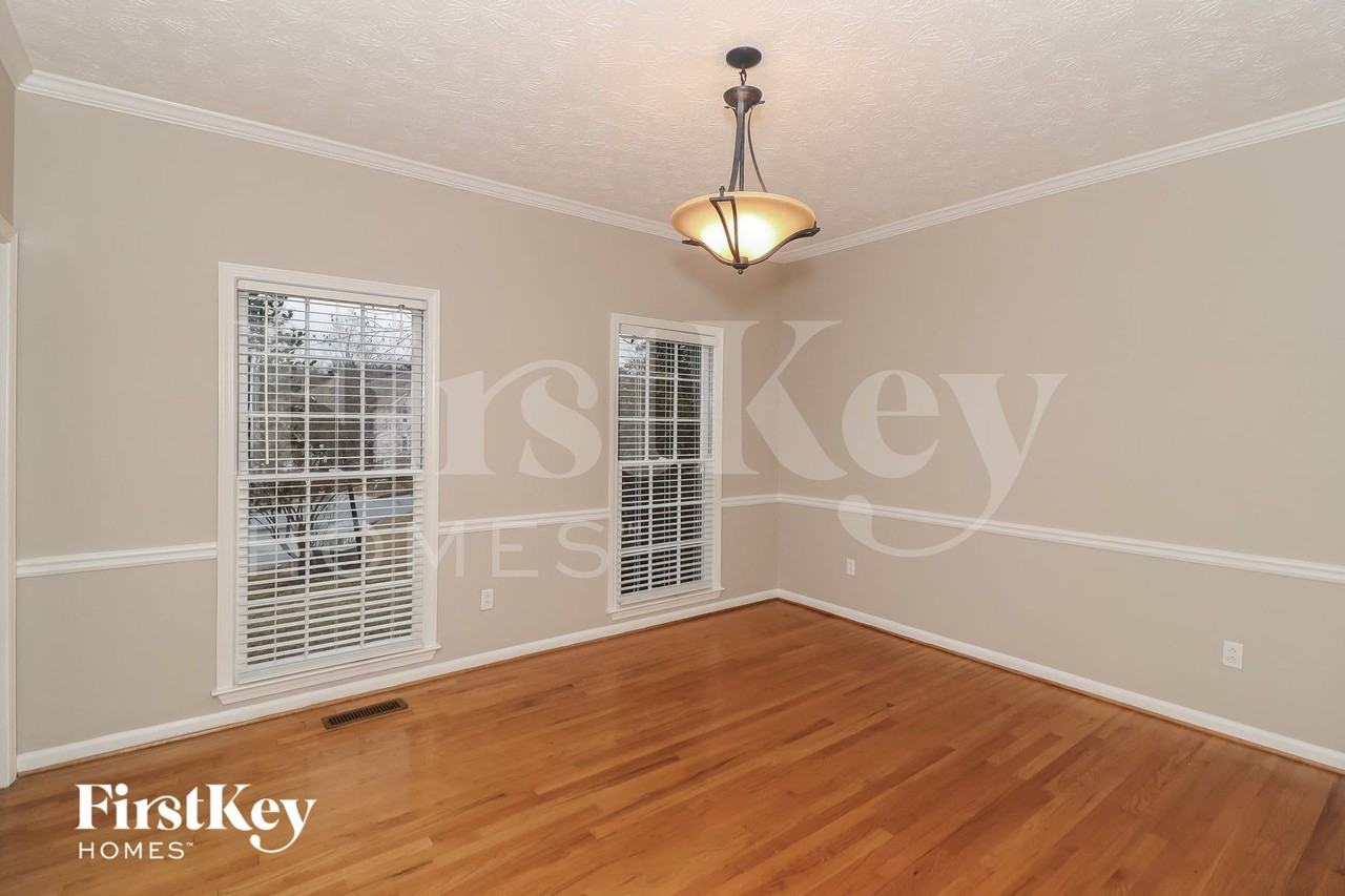 2117 Gatwick Dr - Photo 4 of 15