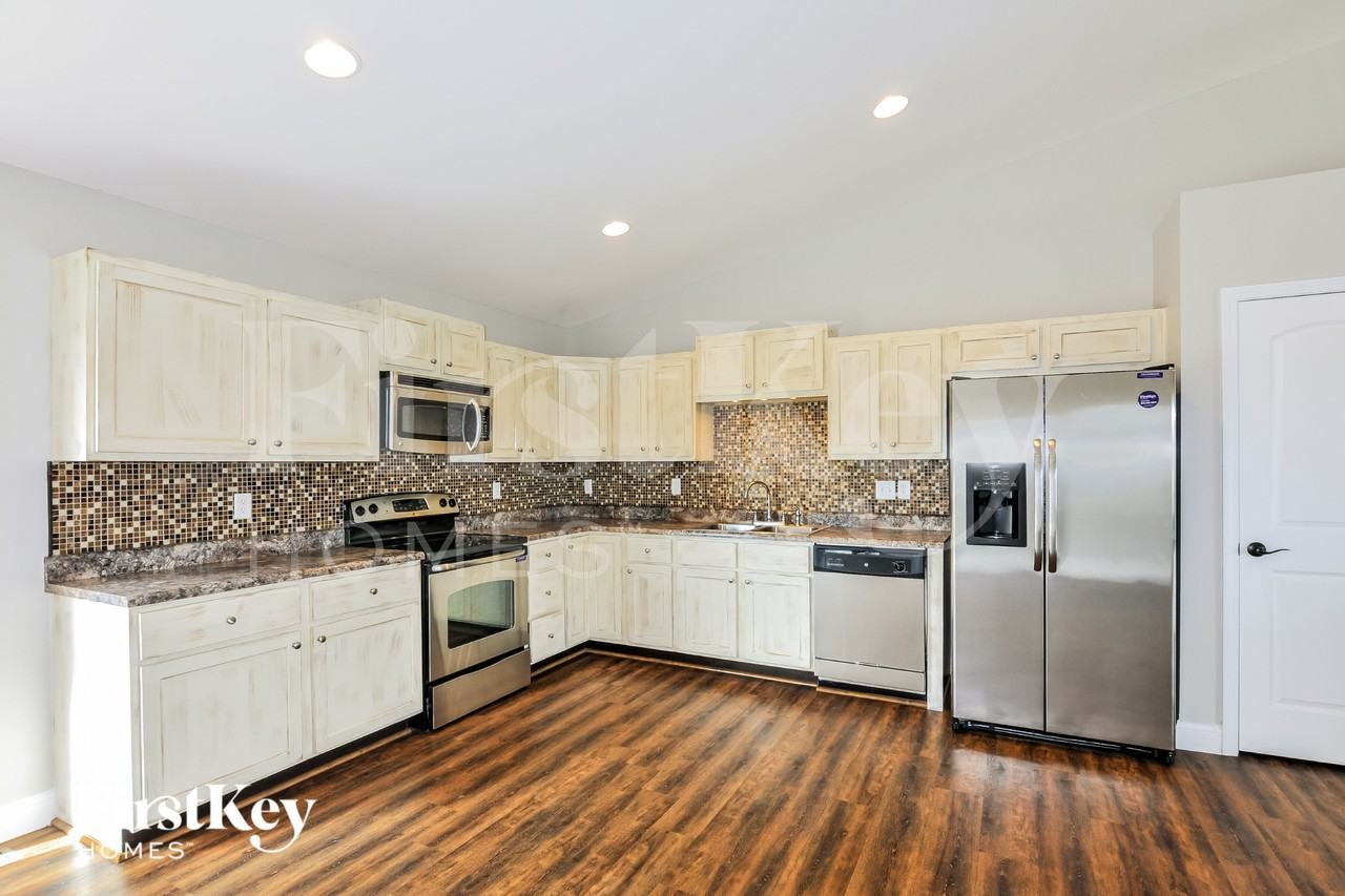 124 Intrepid Ave - Photo 5 of 15