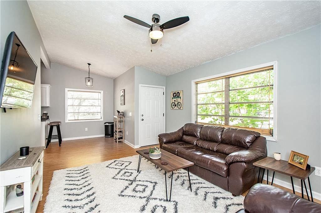 688 Inglewood Dr Se - Photo 2 of 25