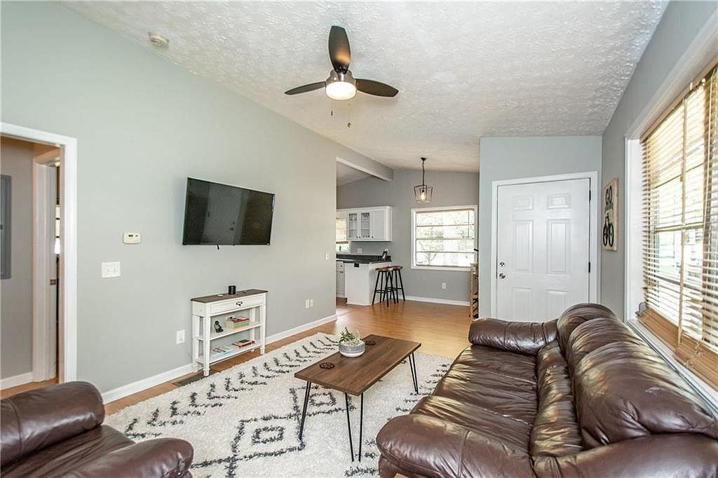 688 Inglewood Dr Se - Photo 3 of 25
