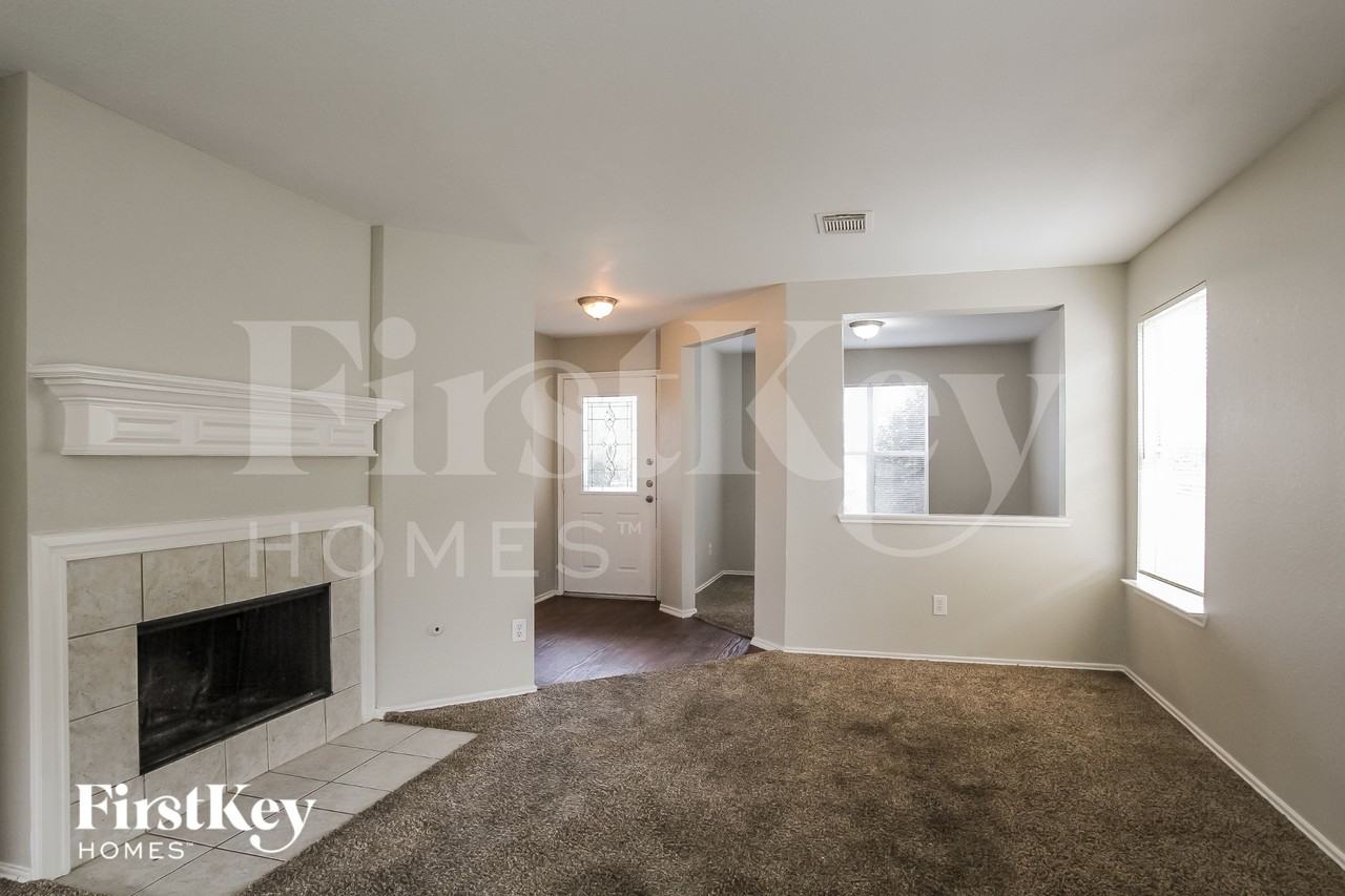 8126 Liberty Point Ln - Photo 4 of 19