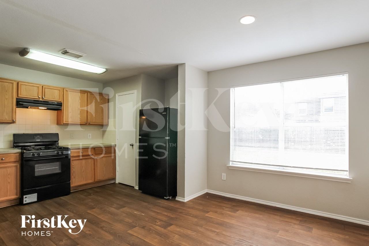 8126 Liberty Point Ln - Photo 6 of 19