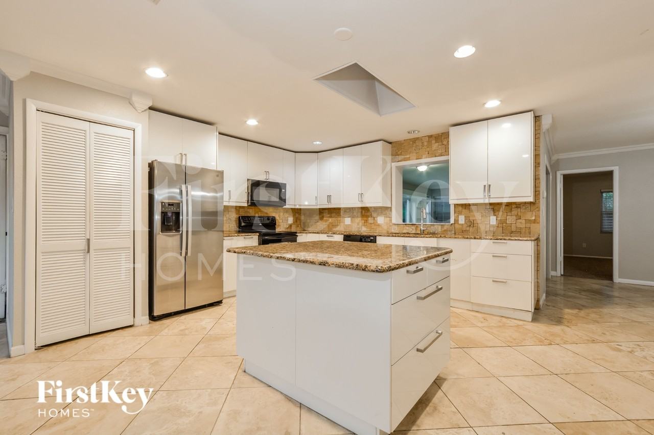 7039 Pecan Ct - Photo 4 of 16
