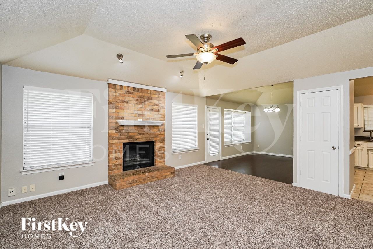 6476 Sudbury Way - Photo 4 of 19