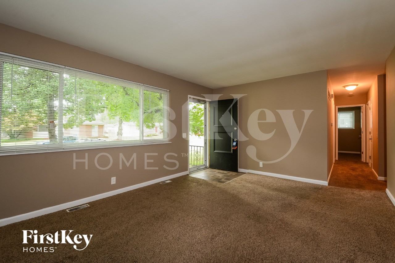 400 Humes Ln - Photo 3 of 18