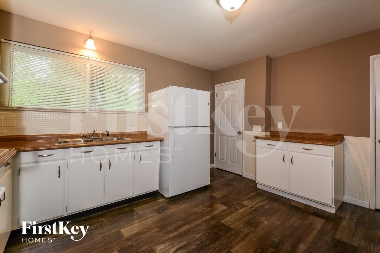 400 Humes Ln - Photo 7 of 18
