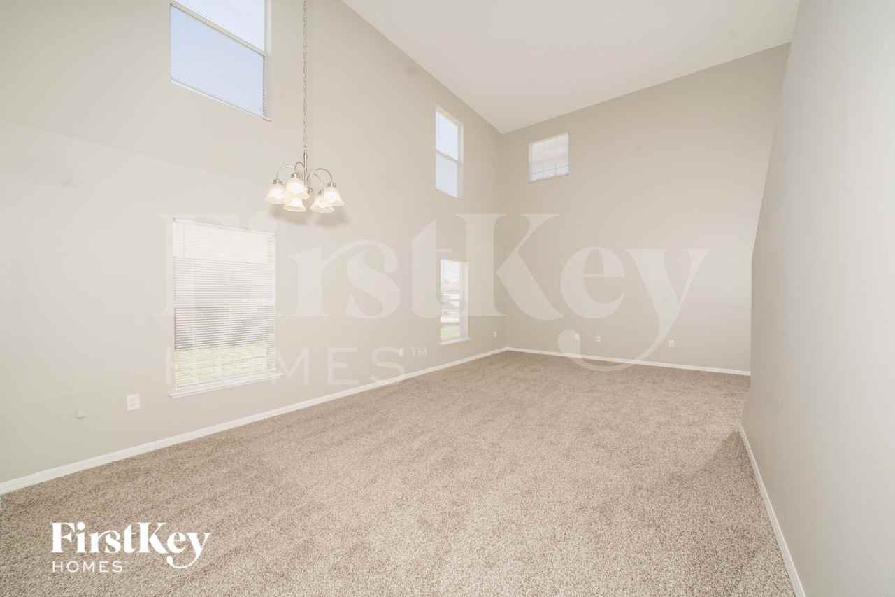 3638 Queens Cove Blvd - Photo 5 of 19