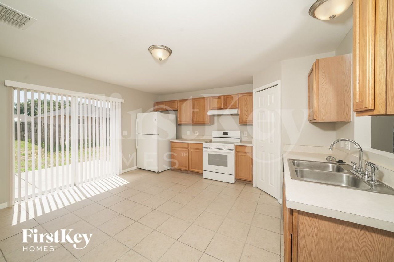 3638 Queens Cove Blvd - Photo 6 of 19