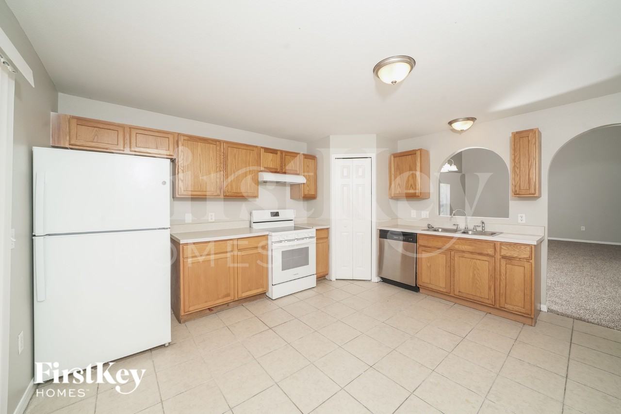 3638 Queens Cove Blvd - Photo 7 of 19