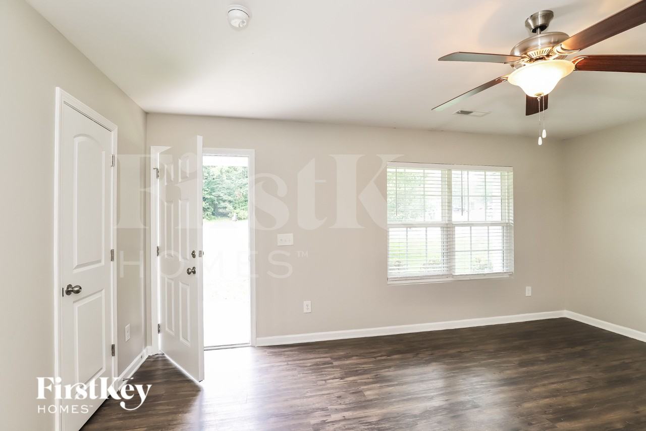 2204 Matthew Oaks Ct - Photo 3 of 16
