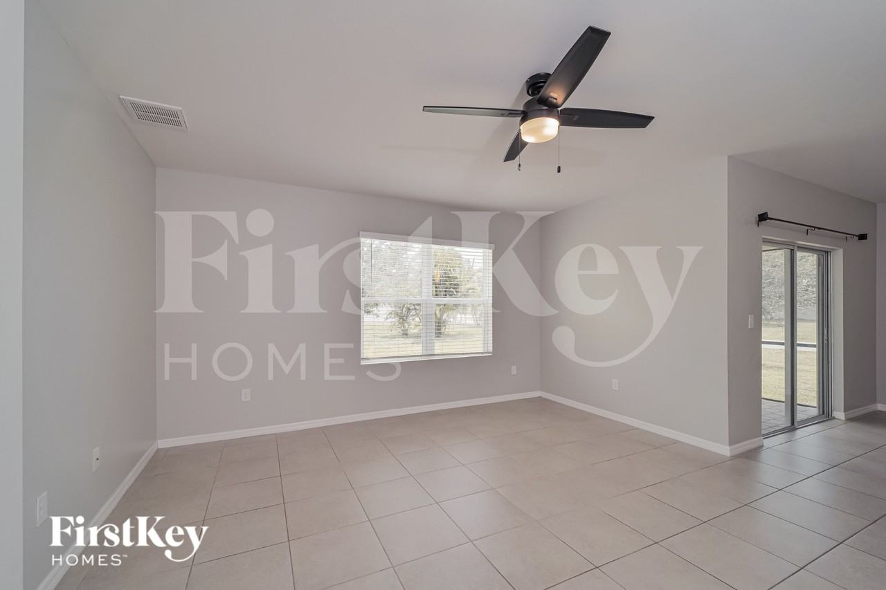 217 Se 27th St - Photo 2 of 19