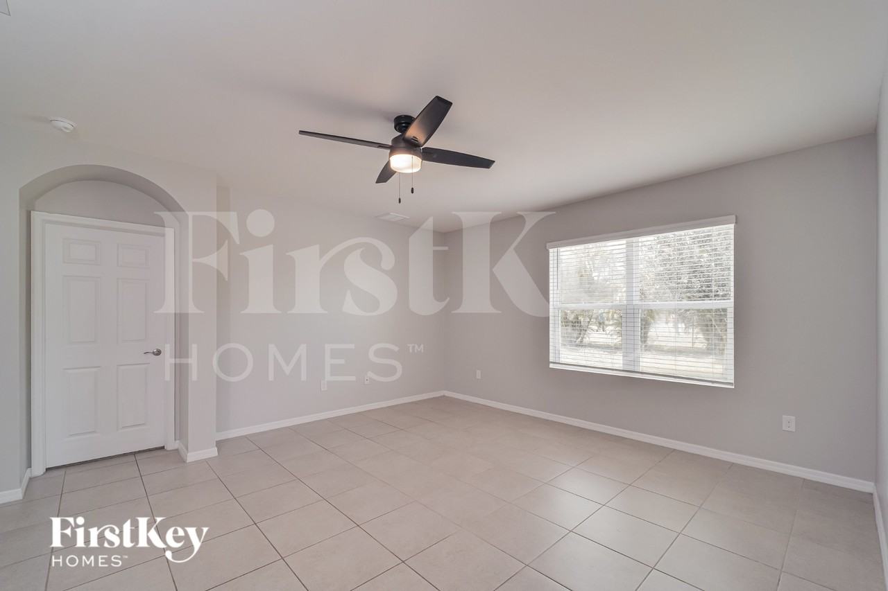 217 Se 27th St - Photo 4 of 19
