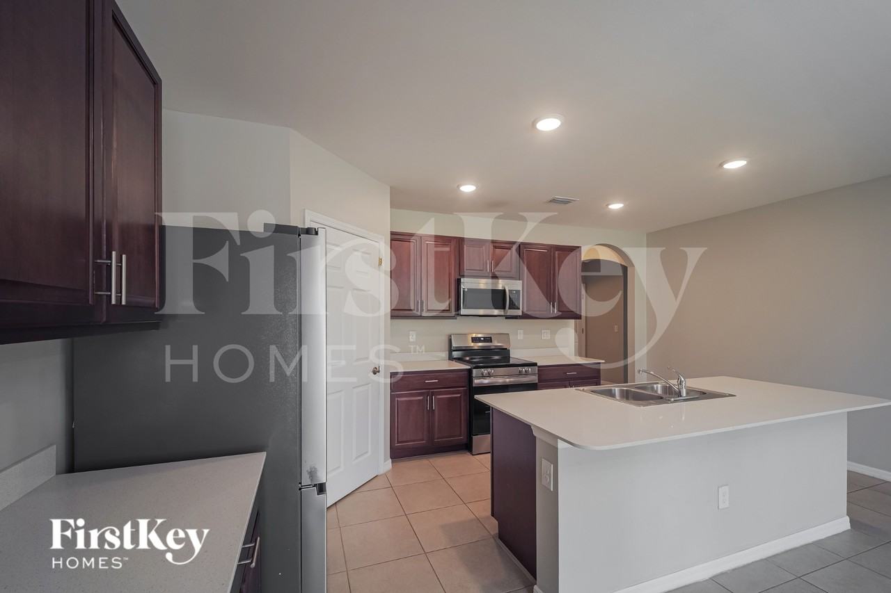 217 Se 27th St - Photo 6 of 19