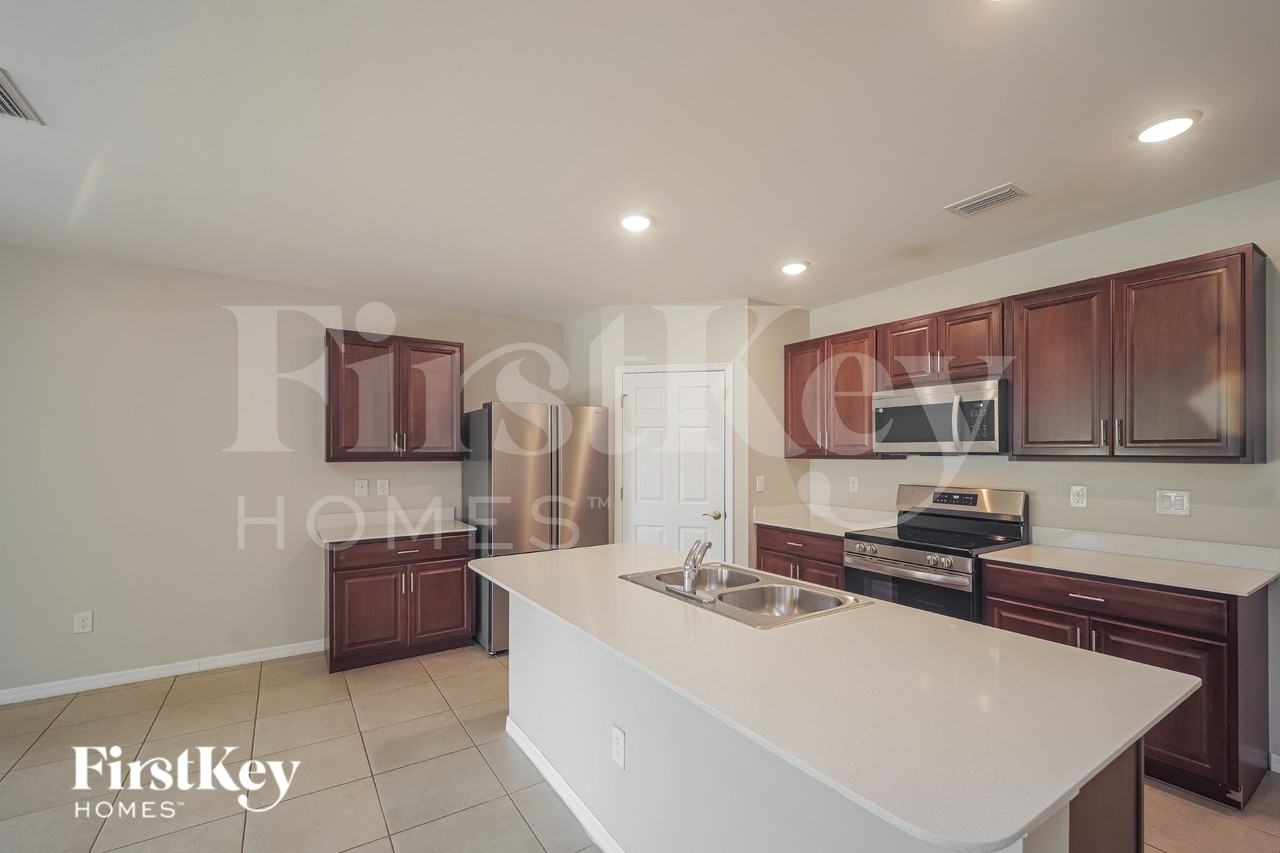 217 Se 27th St - Photo 7 of 19