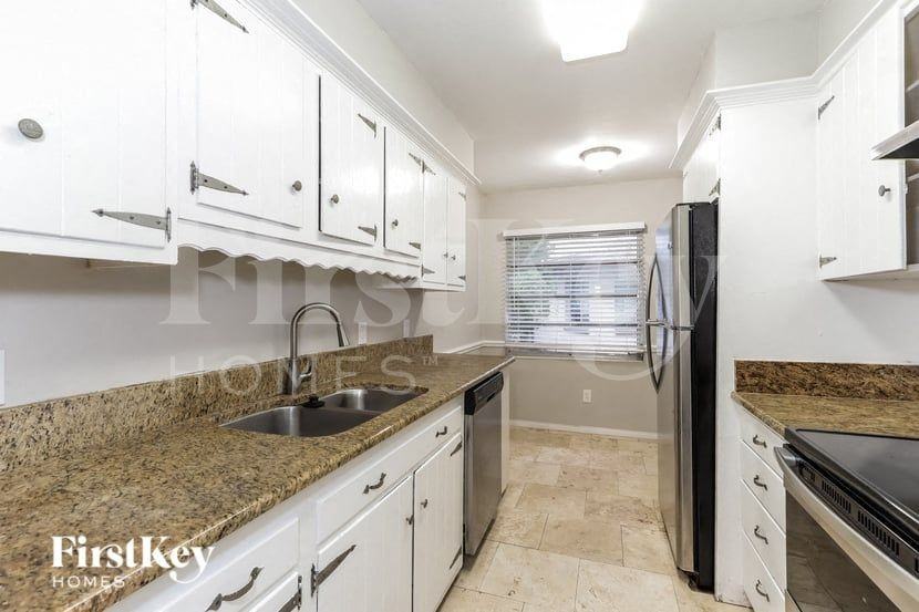 1795 Suffolk Dr - Photo 4 of 16