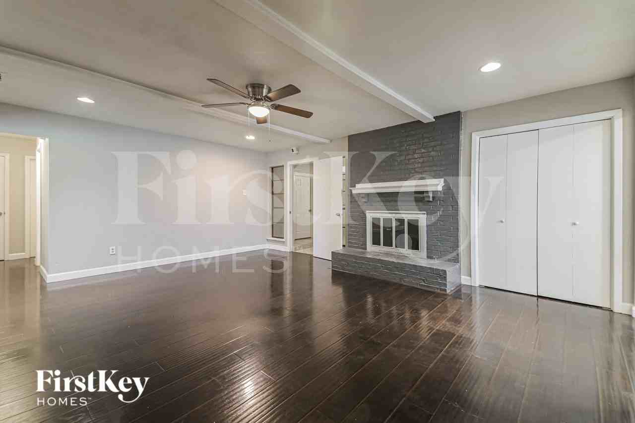 1309 Monterrey Dr - Photo 3 of 19