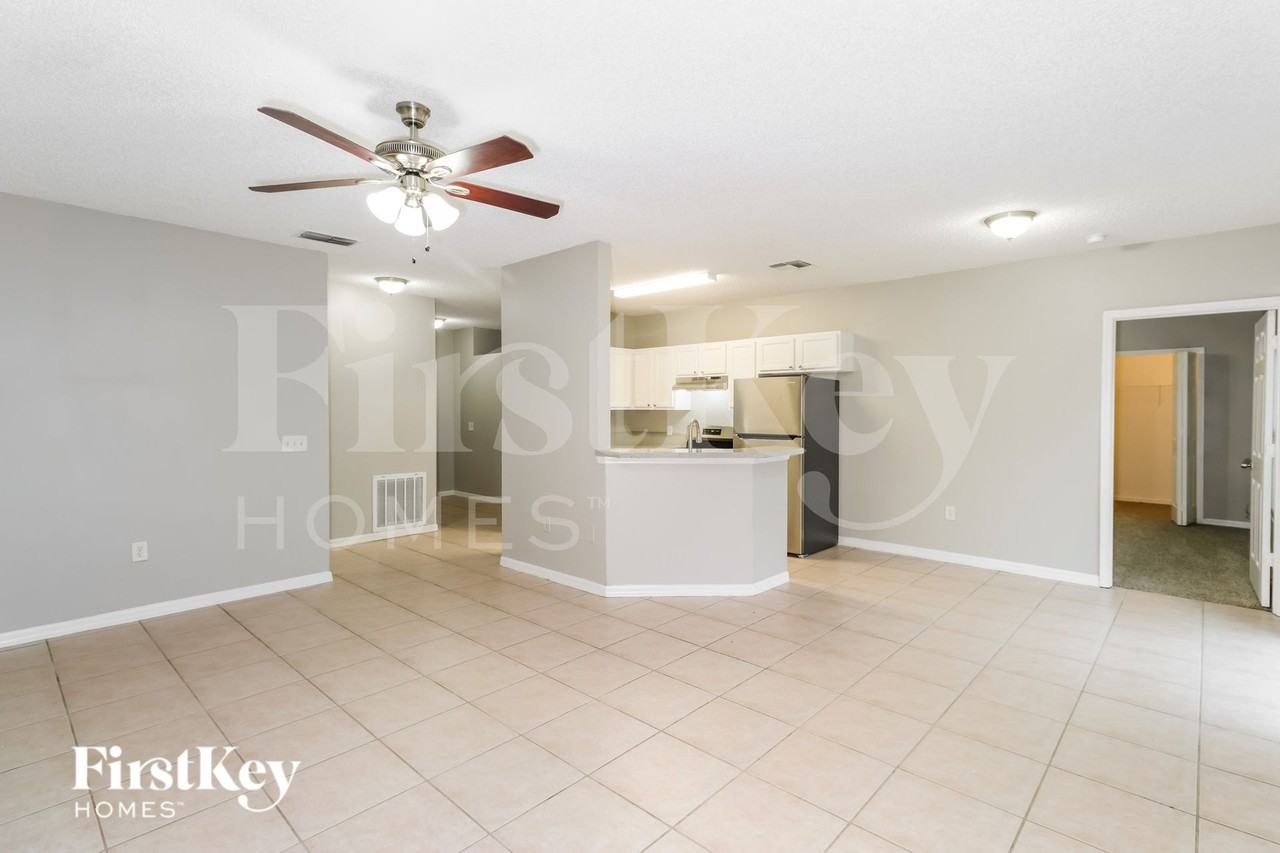 1164 Schumann Dr - Photo 2 of 16