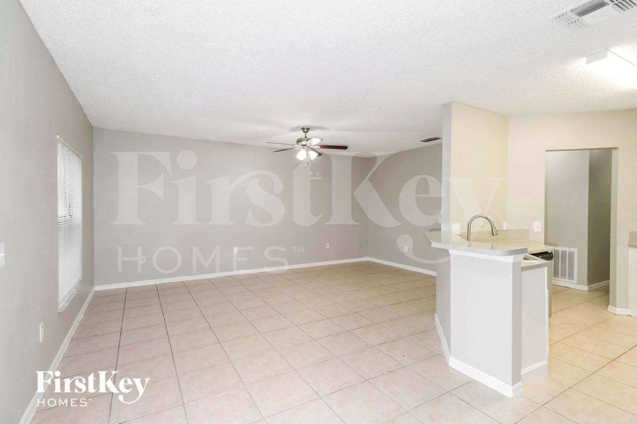 1164 Schumann Dr - Photo 3 of 16