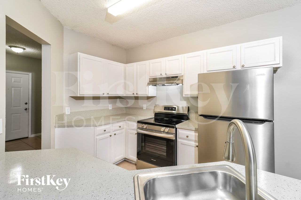 1164 Schumann Dr - Photo 4 of 16