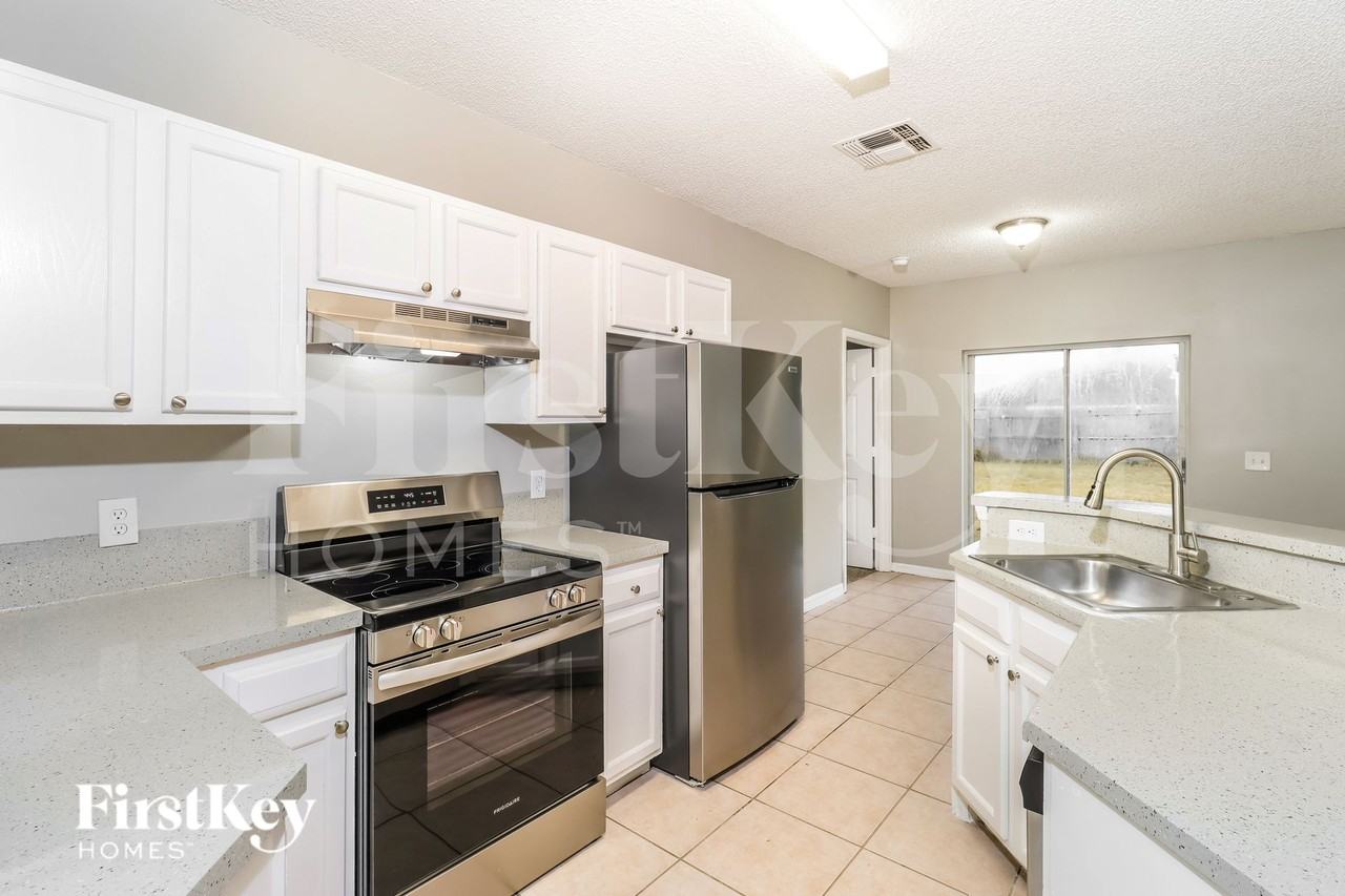 1164 Schumann Dr - Photo 5 of 16