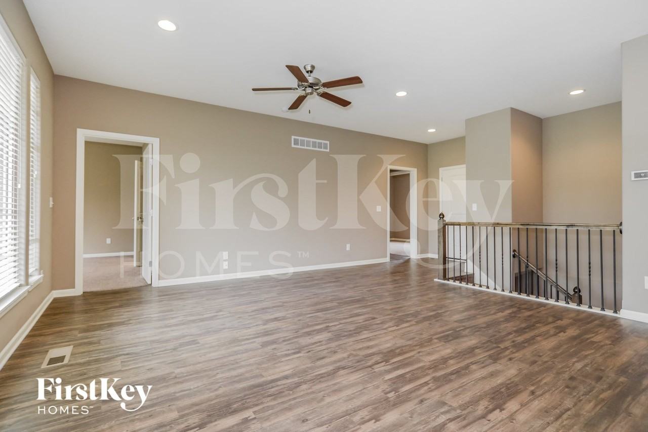 11007 Highview Rd - Photo 3 of 15