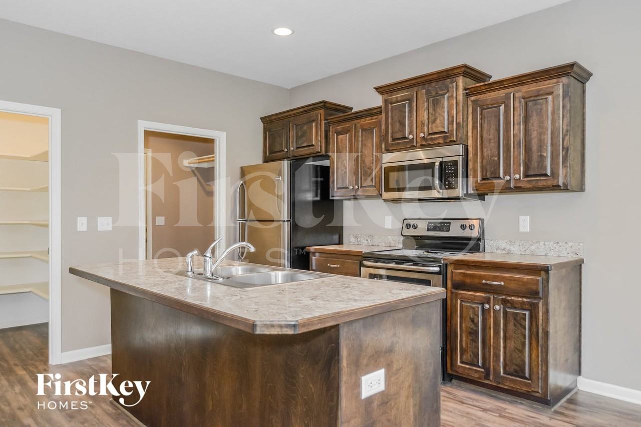11007 Highview Rd - Photo 5 of 15
